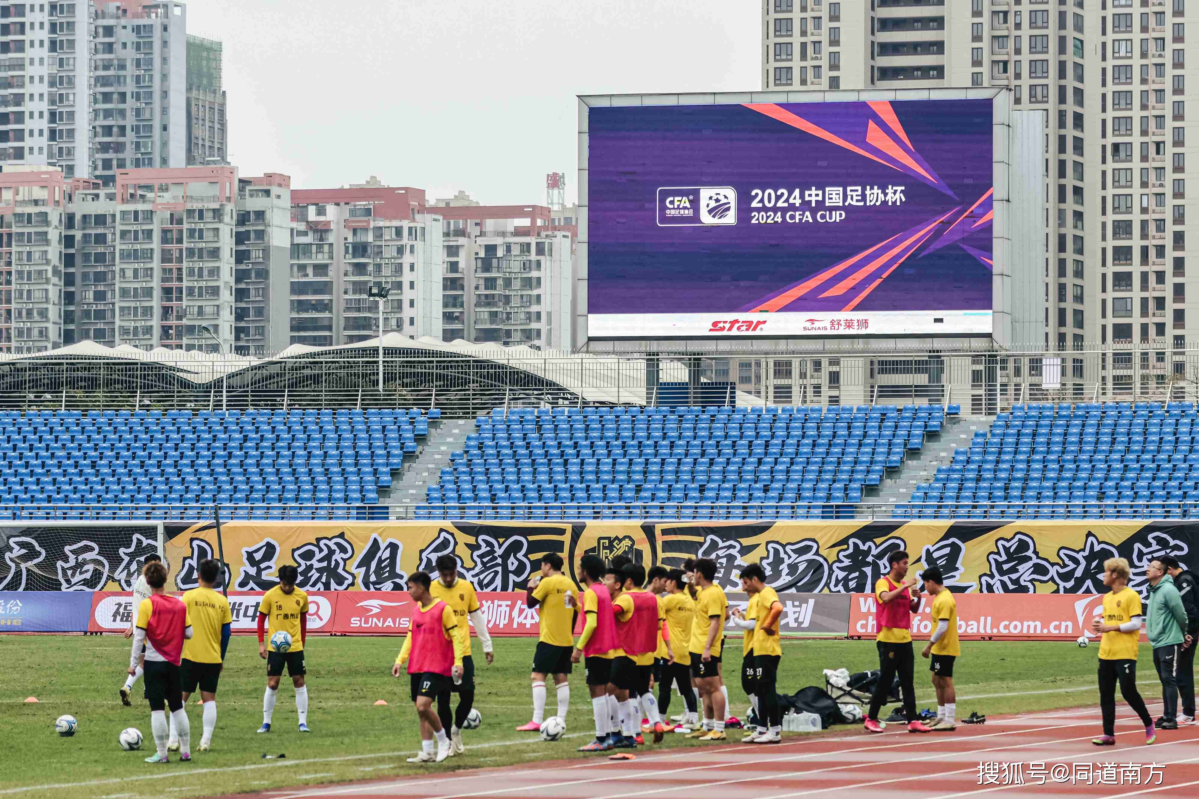 关于国内足球联赛即将打响，各队备战全力以赴的信息