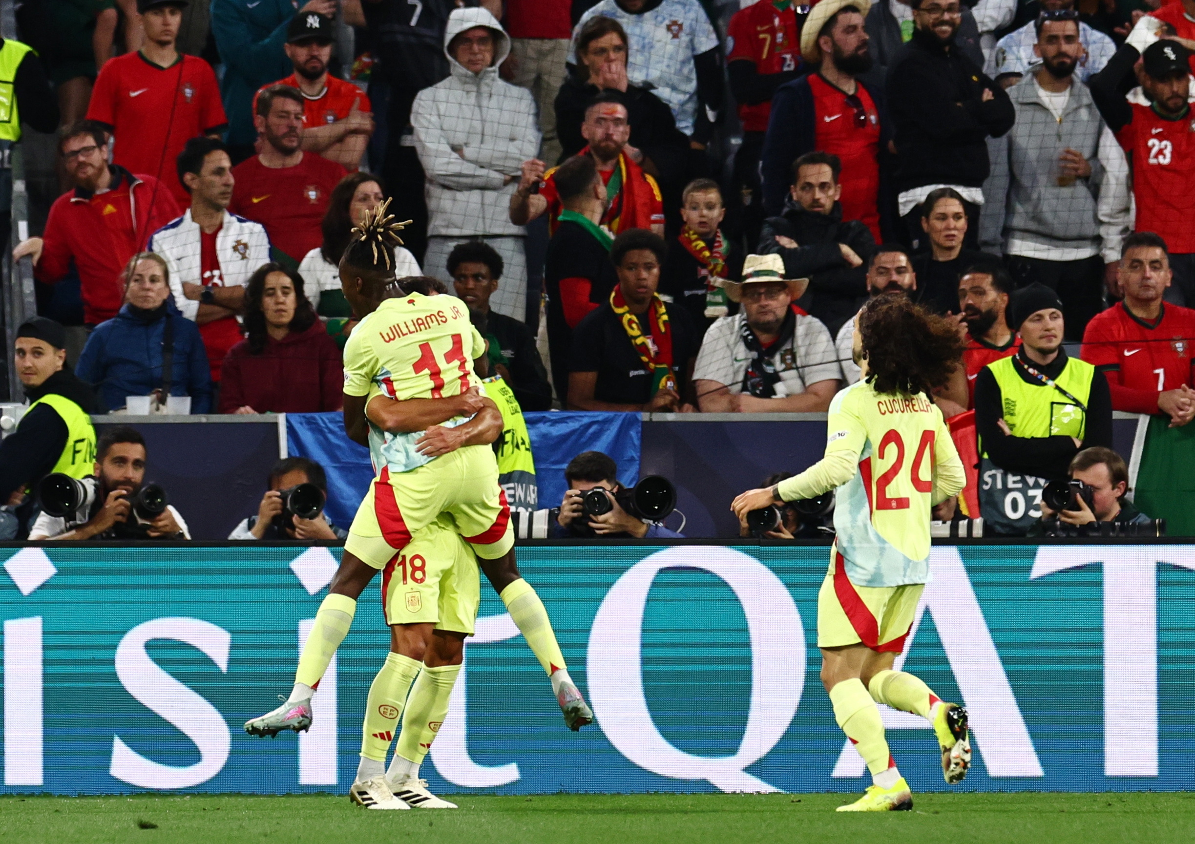 欧洲足球赛瑞典队力挫对手夺得冠军