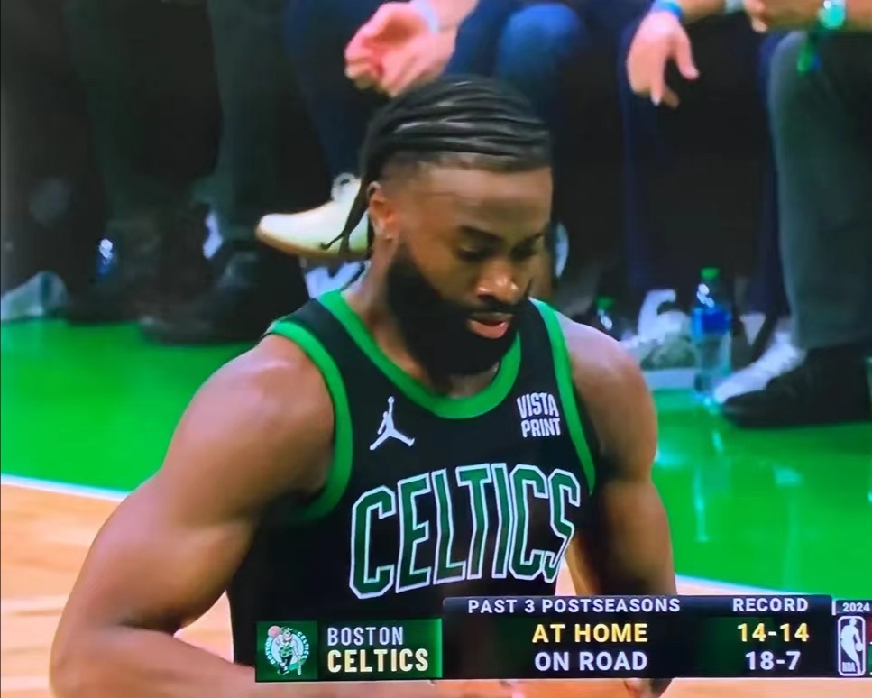 凯尔特人主场击败骑士,稳居第二 凯尔特人主场击败骑士,稳居第二